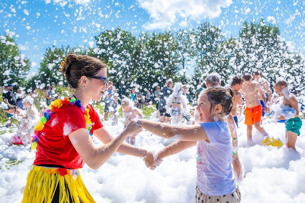 Geanimeerd schuimfeest voor kinderen op camping CAPFUN De Pekelinge in Oostkapelle.
