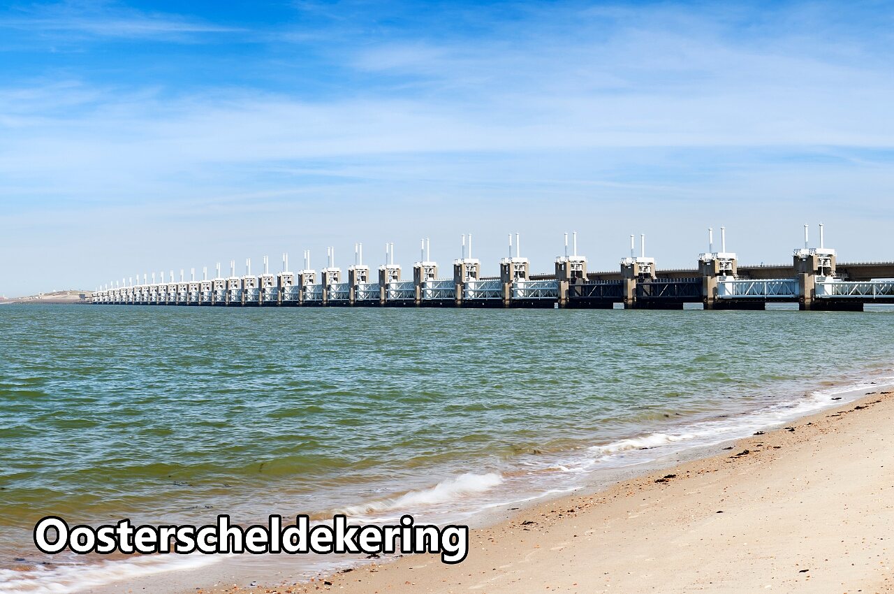 Indrukwekkende stormvloedkering Oosterscheldekering, een bezienswaardigheid in Zeeland.