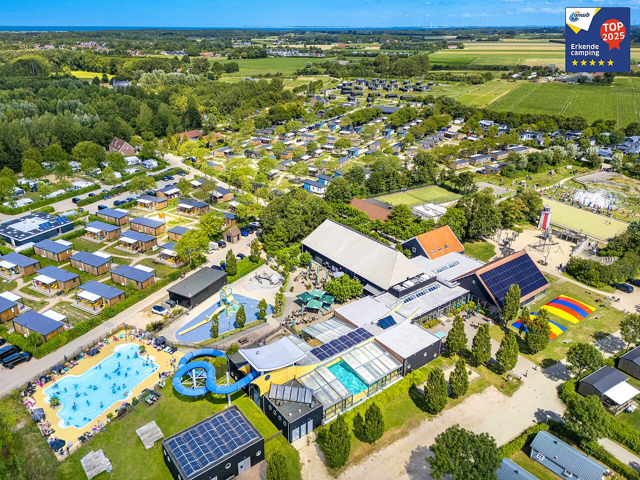 Zwembaden, waterglijbaan en stacaravans van camping CAPFUN De Pekelinge in Oostkapelle.