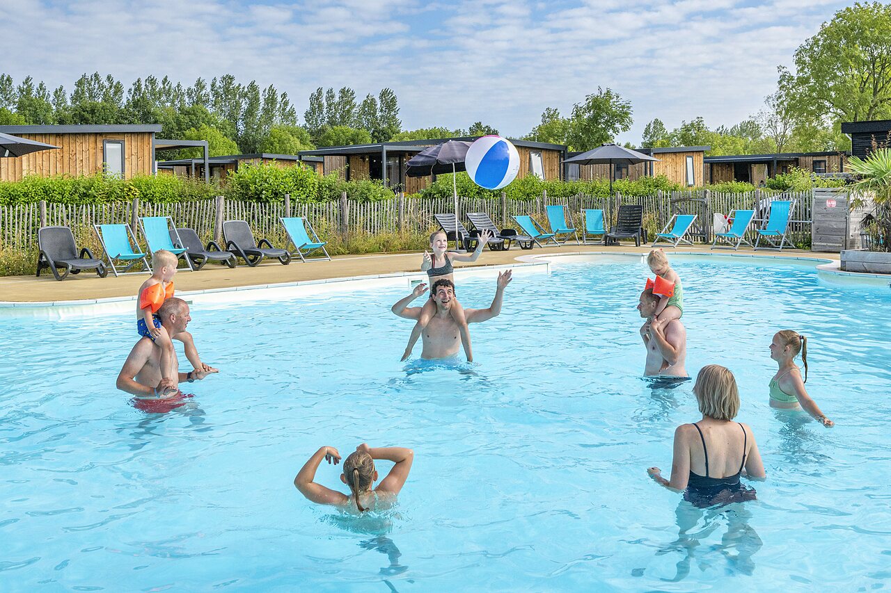 Levendig buitenzwembad met families op camping CAPFUN De Pekelinge in Oostkapelle.