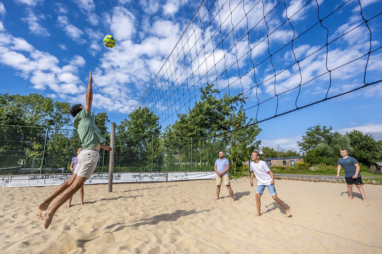 Beachvolleybalveld met vakantiegangers spelend op camping CAPFUN De Pekelinge in Oostkapelle.
