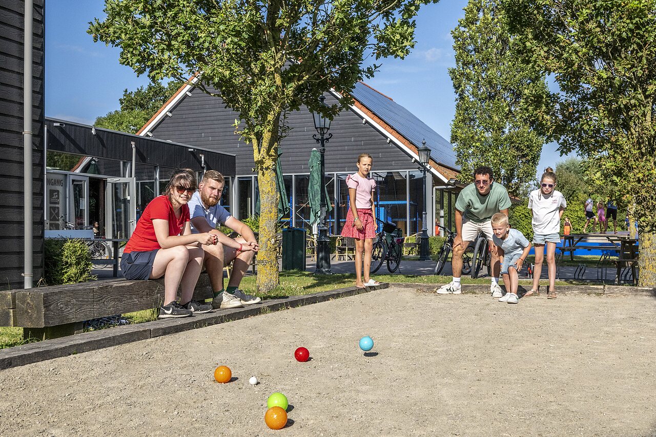 Familie speelt jeu de boules op camping CAPFUN De Pekelinge in Oostkapelle.