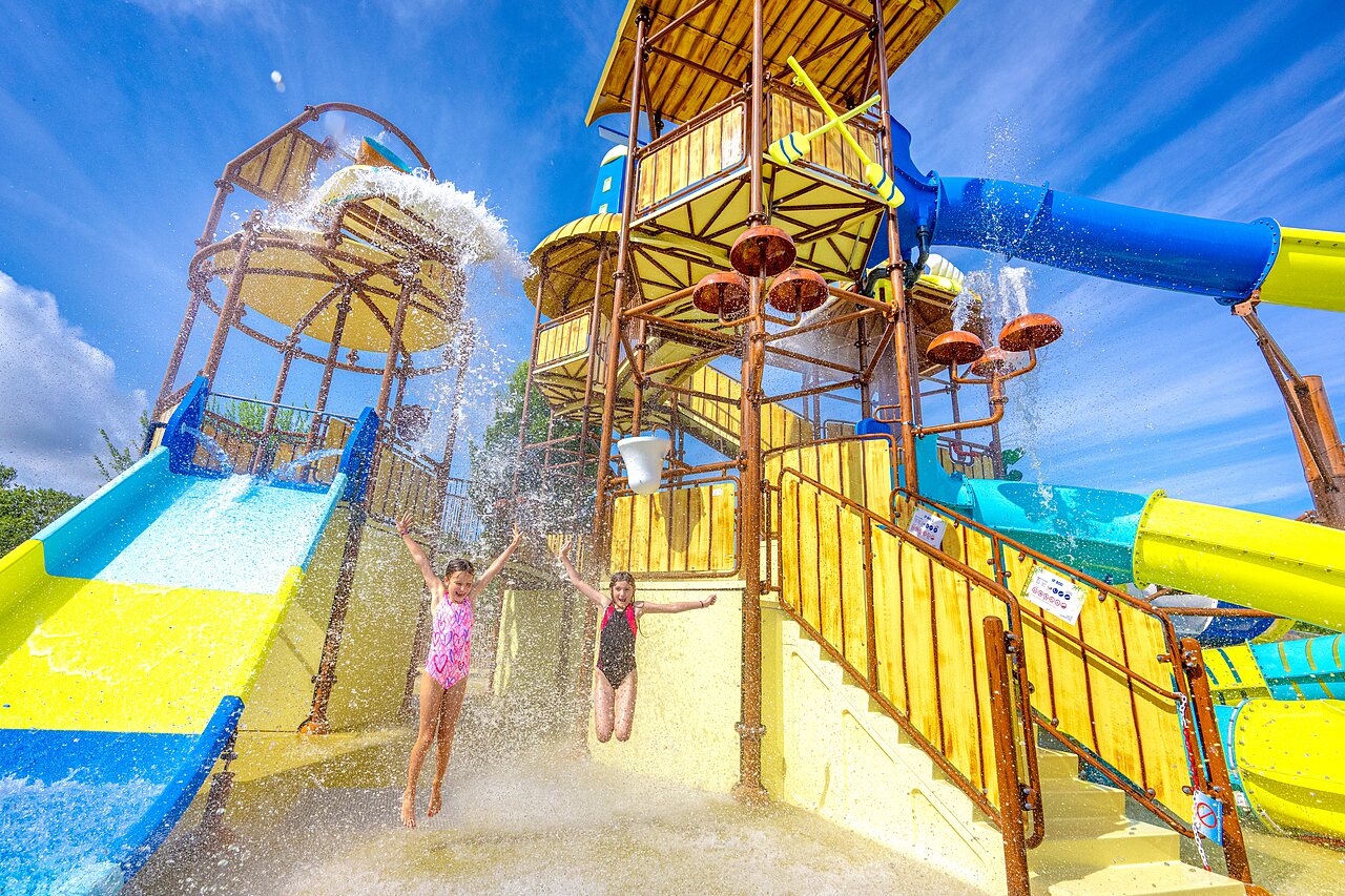 Water speelstructuur met glijbanen en kinderen op camping CAPFUN De Pekelinge in Oostkapelle.