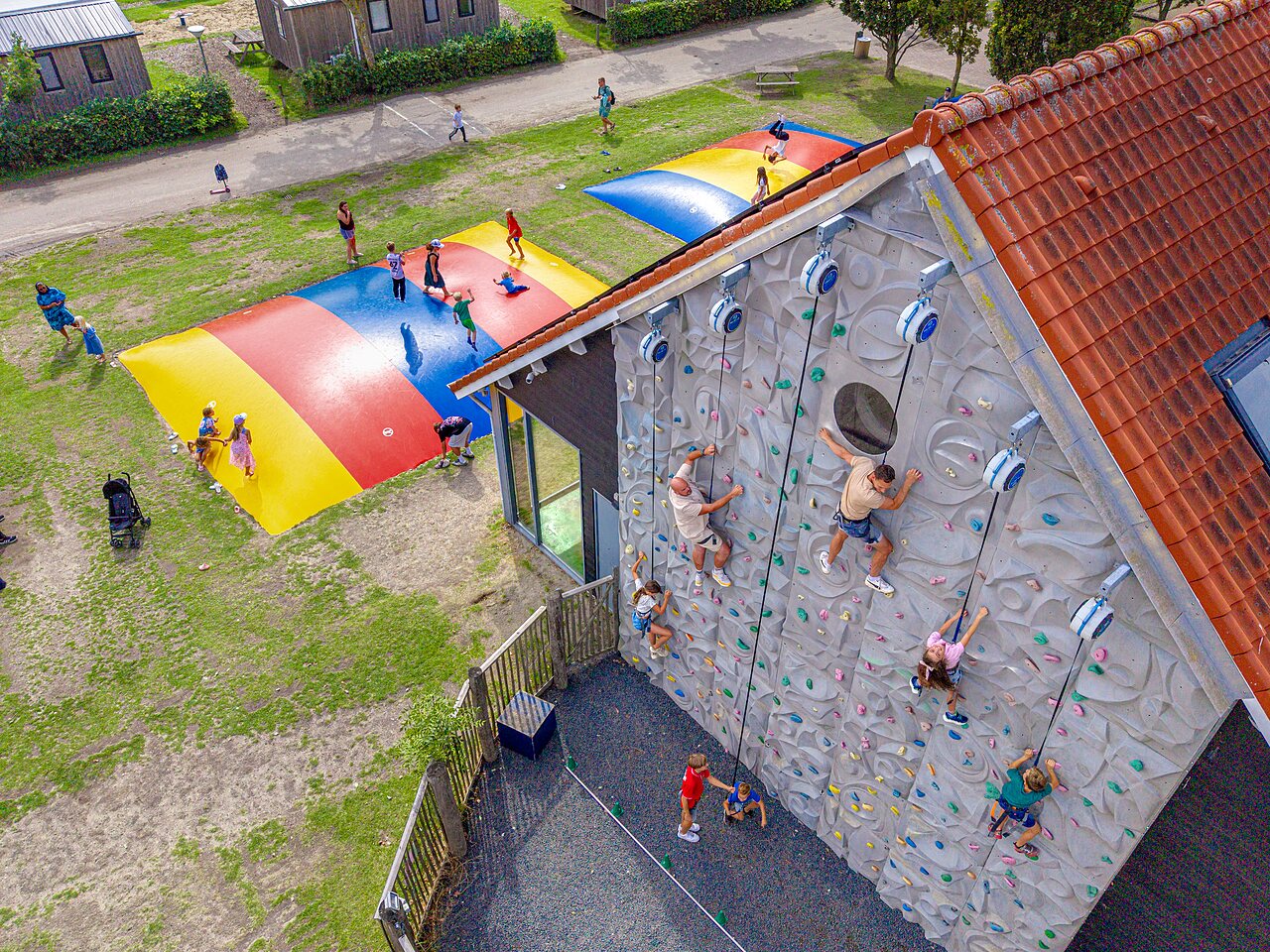 Klimmuur en reusachtig springkussen op camping CAPFUN De Pekelinge in Oostkapelle.