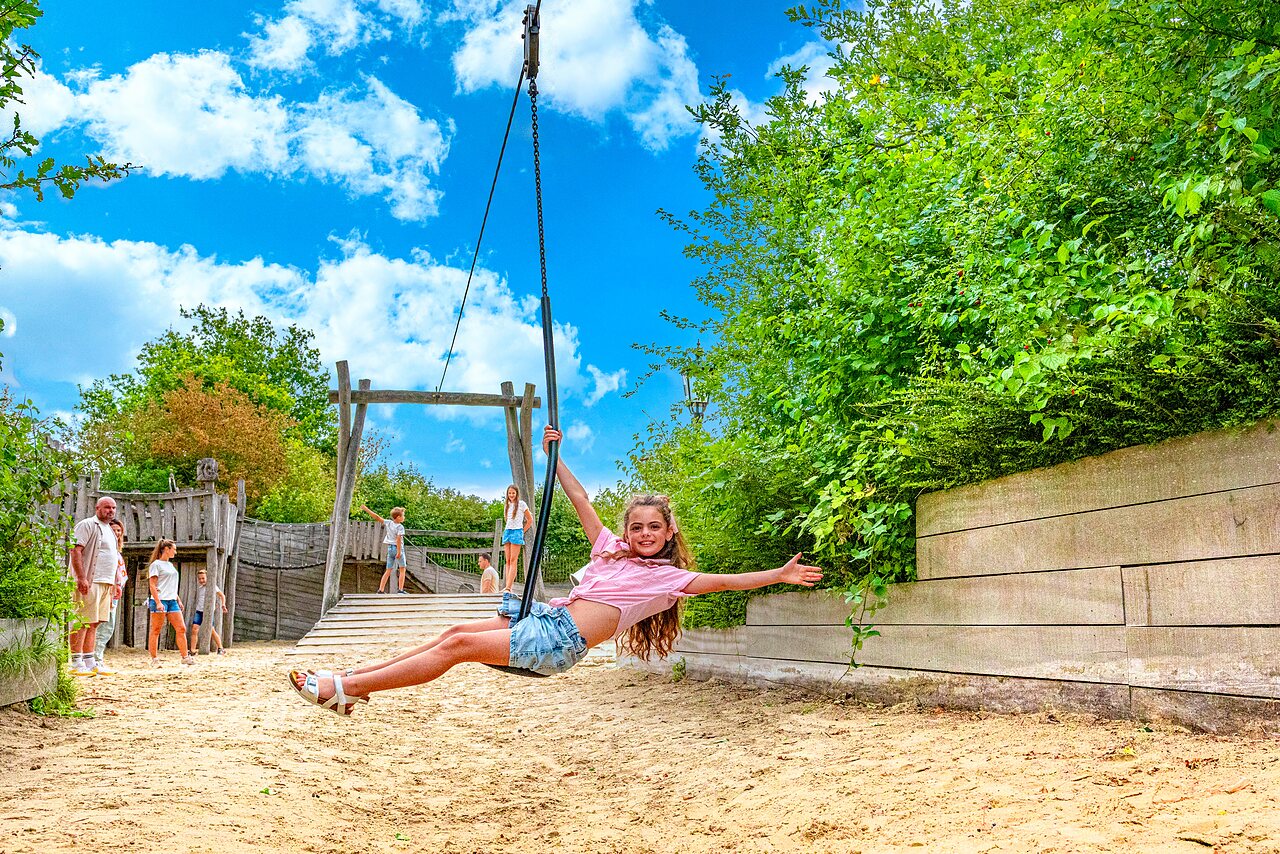 Kabelbaan voor kinderen op de speeltuin van camping CAPFUN De Pekelinge in Oostkapelle.