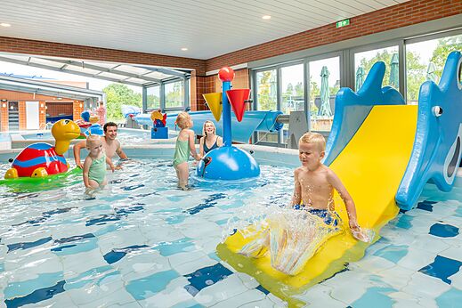 Speels binnenzwembad, glijbaan en waterspellen op camping CAPFUN De Pekelinge Oostkapelle.