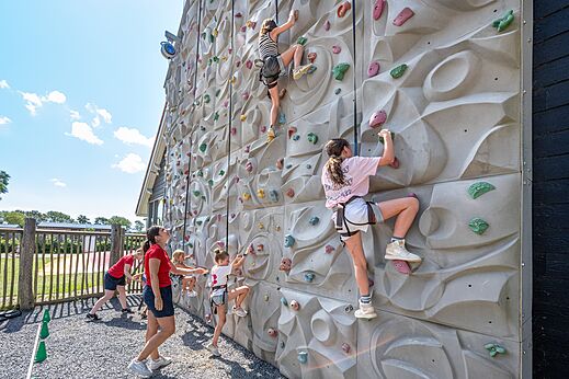 Klimmuur met kinderen en begeleiders op camping CAPFUN De Pekelinge in Oostkapelle.
