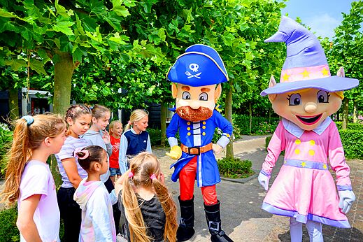 Mascottes en kinderen bij animatie op camping CAPFUN De Pekelinge in Oostkapelle.