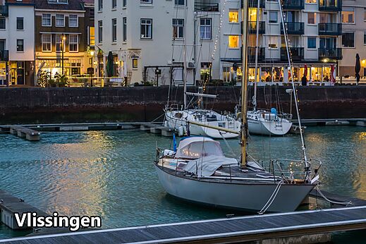 Jachthaven van Vlissingen met zeilboten aangemeerd in de schemering in Zeeland.