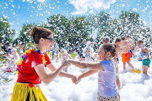 Vrolijke schuimanimatie met kinderen en animator op camping CAPFUN De Pekelinge in Oostkapelle.