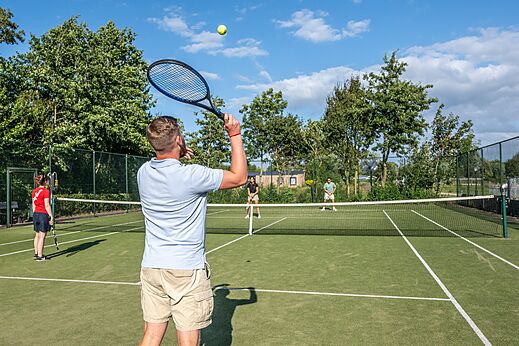 Tennisspelers op de buitenbaan op camping CAPFUN De Pekelinge in Oostkapelle.