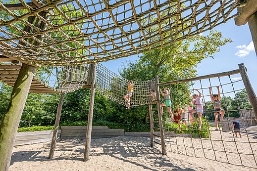 Klimstructuur met netten voor kinderen op camping CAPFUN De Pekelinge.