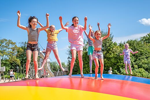 Kinderen springen op farbigem Hüpfkissen, Campingplatz CAPFUN De Pekelinge in Oostkapelle.
