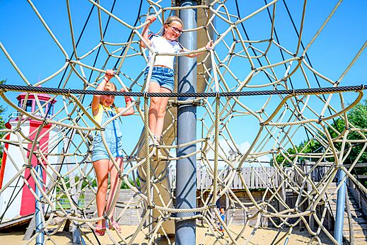 Kinderen klimmen op een touwnet speeltoestel op camping CAPFUN De Pekelinge in Oostkapelle.
