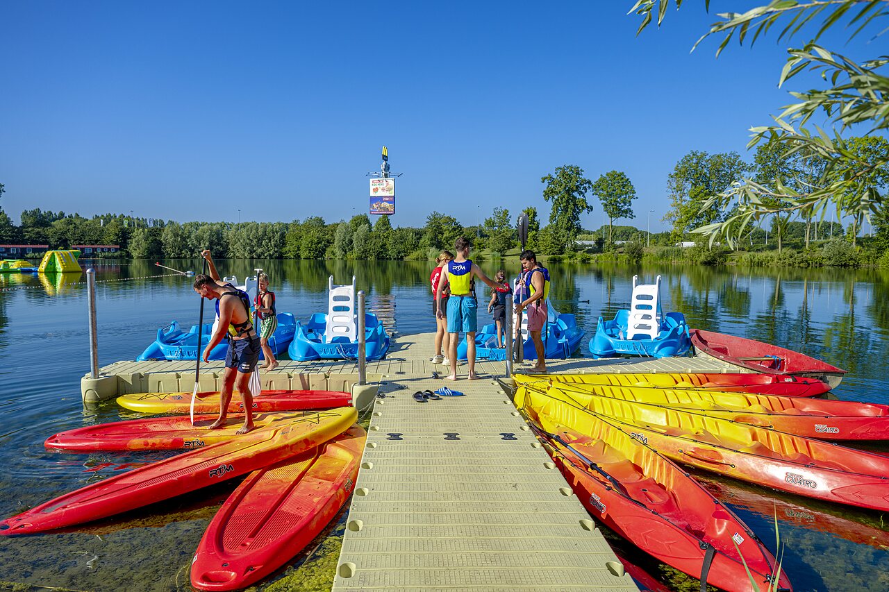 Kajaks, waterfietsen en wateractiviteiten op het meer bij camping CAPFUN De Rotonde in Enspijk.