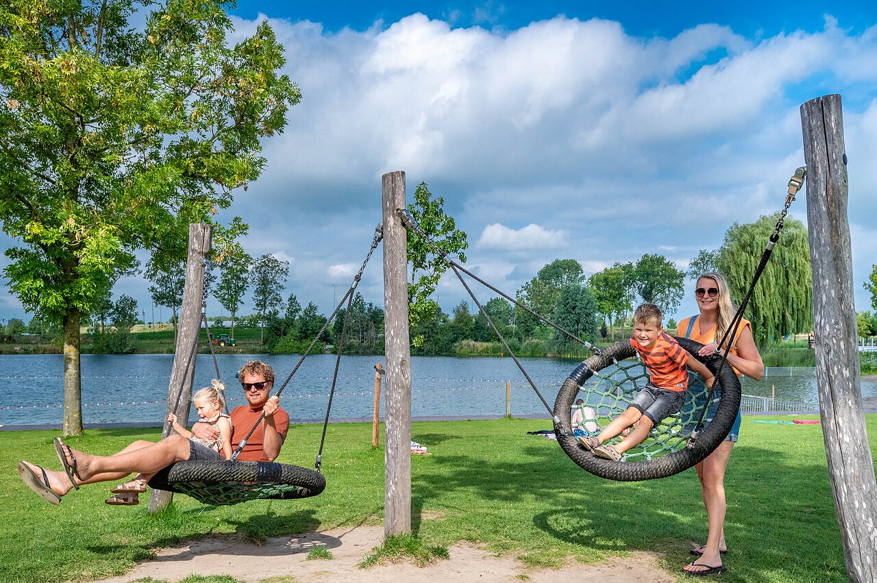 Speeltuin met nestschommels en meer op camping CAPFUN De Rotonde in Enspijk.