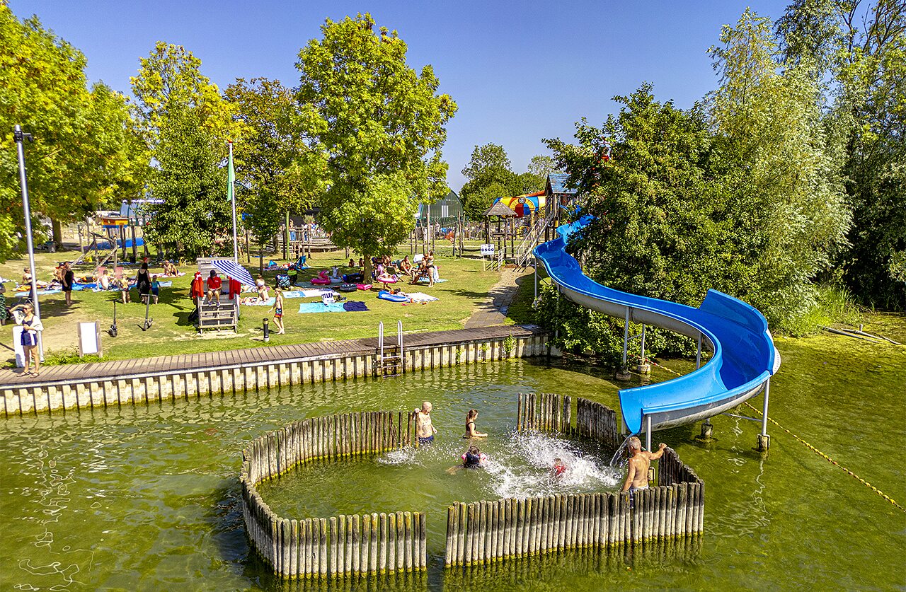 Blauwe waterglijbaan, zwemmen meer op camping CAPFUN De Rotonde Enspijk.