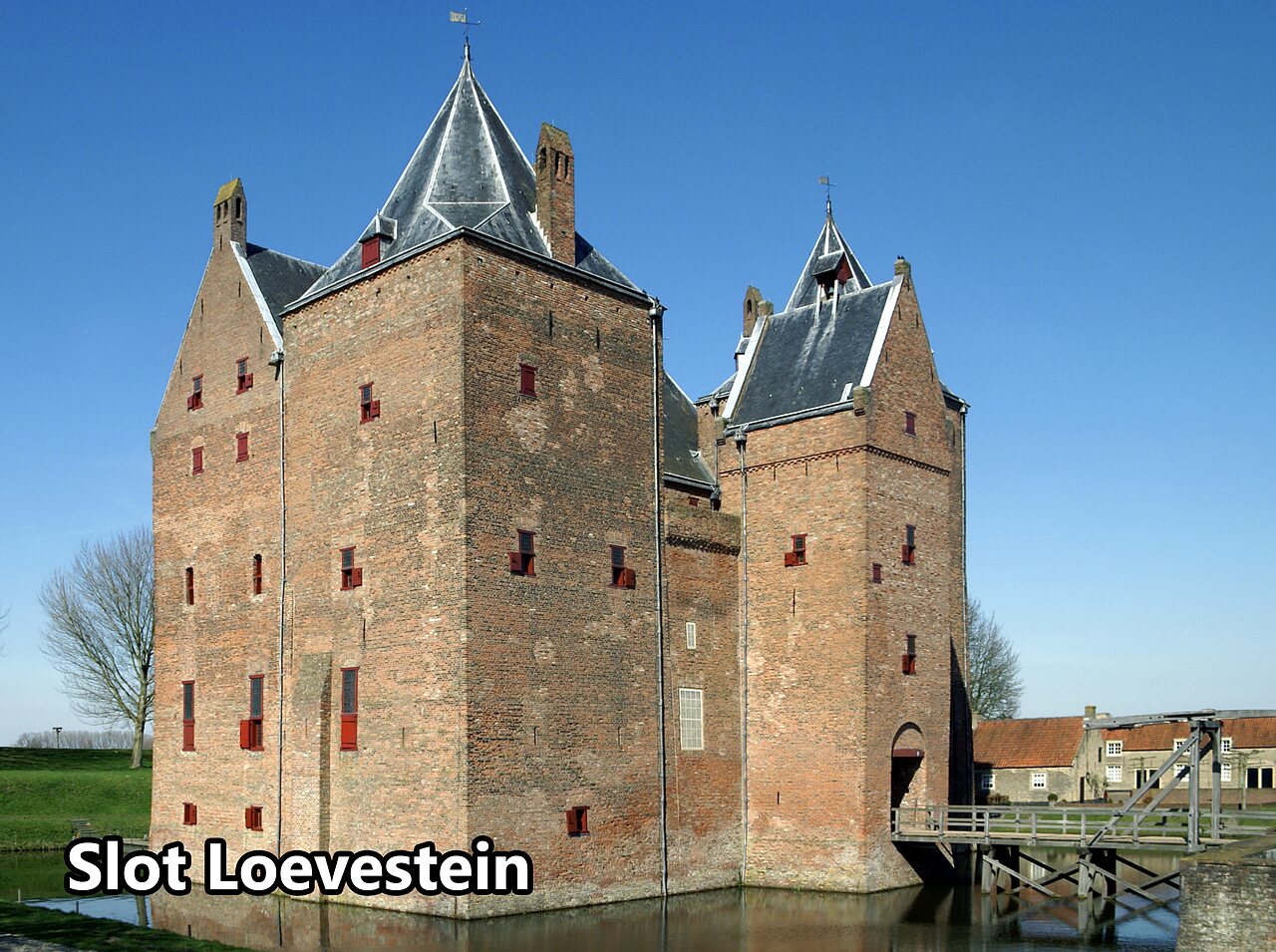 Historisch kasteel Slot Loevestein, een monument om te bezoeken nabij de camping.