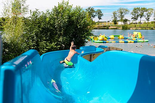 Blauwe waterglijbaan, waterspellen meer op camping CAPFUN De Rotonde in Enspijk.