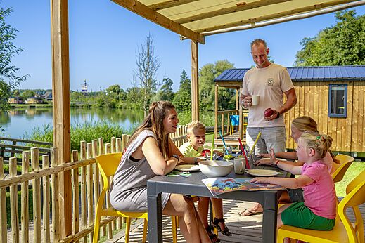 Familie op stacaravan terras bij camping CAPFUN De Rotonde in Enspijk.