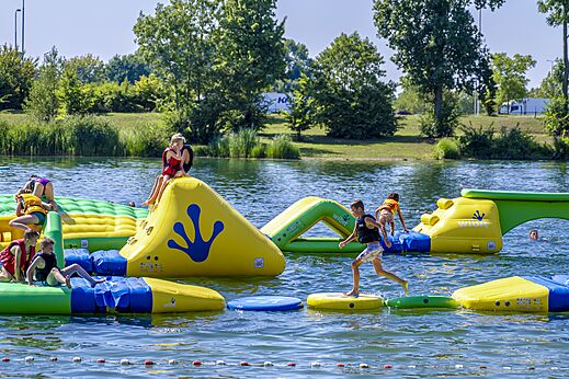 Opblaasbaar waterpark Wibit voor kinderen op camping CAPFUN De Rotonde in Enspijk.