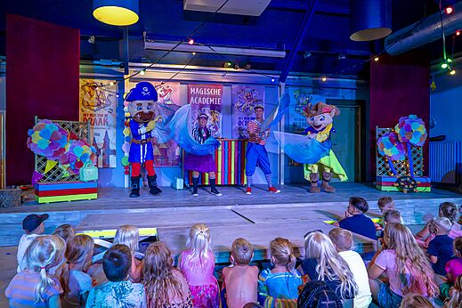 Animatieshow voor kinderen met mascottes op camping CAPFUN De Rotonde in Enspijk.