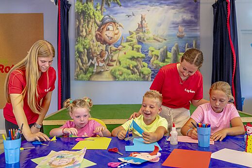 Kinderen bezig met creatieve activiteit met animatoren op camping CAPFUN De Rotonde in Enspijk.