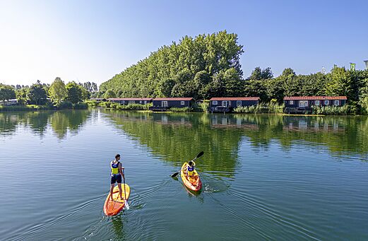 Paddleboard en kajak op het meer, stacaravans op camping CAPFUN De Rotonde in Enspijk.