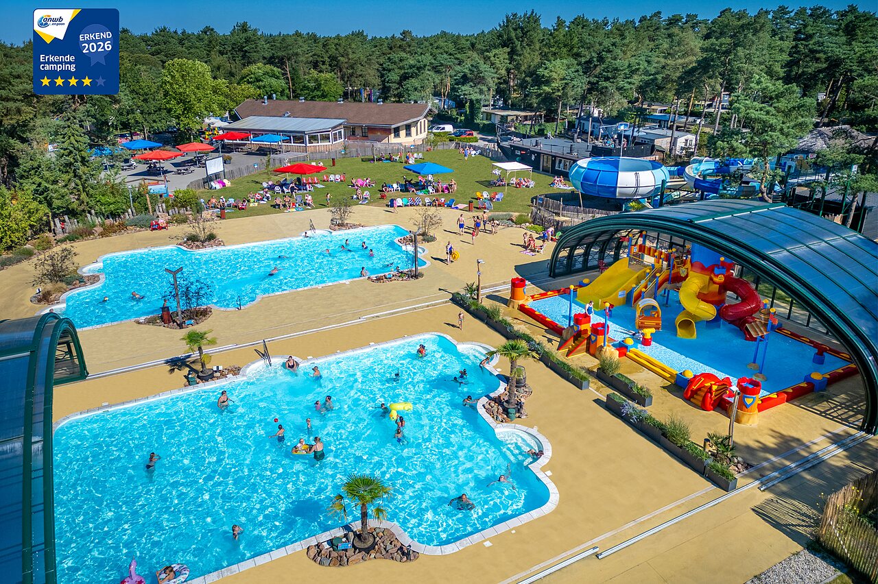 Buitenbaden en overdekt waterpark met glijbanen op camping CAPFUN De Scheepsbel in Doornspijk.