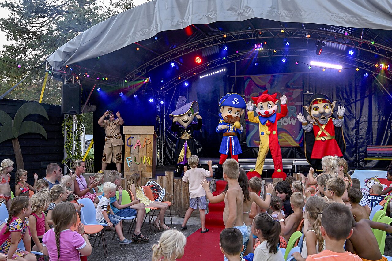 Animatieshow met mascottes en kinderen op camping CAPFUN De Scheepsbel in Doornspijk.