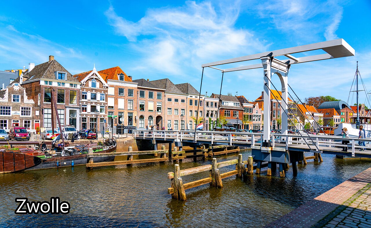 Historische ophaalbrug en traditionele huizen langs de gracht in Zwolle, Nederland.