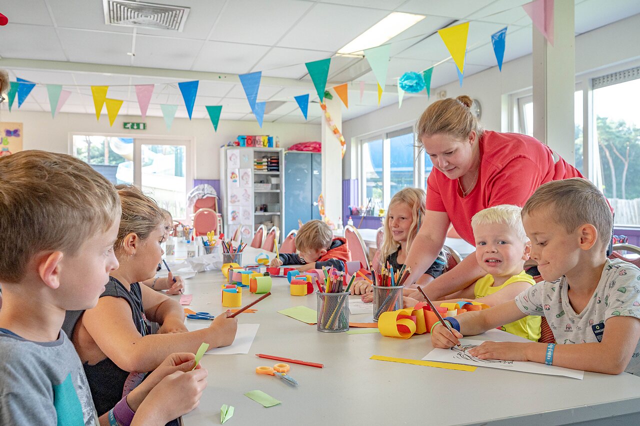 Kinderen creatieve activiteit met animator op camping CAPFUN De Scheepsbel in Doornspijk.