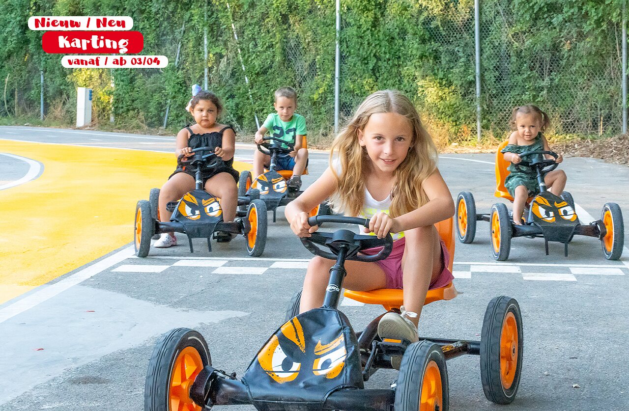 Kinderen op de nieuwe kartbaan van camping CAPFUN De Scheepsbel in Doornspijk.