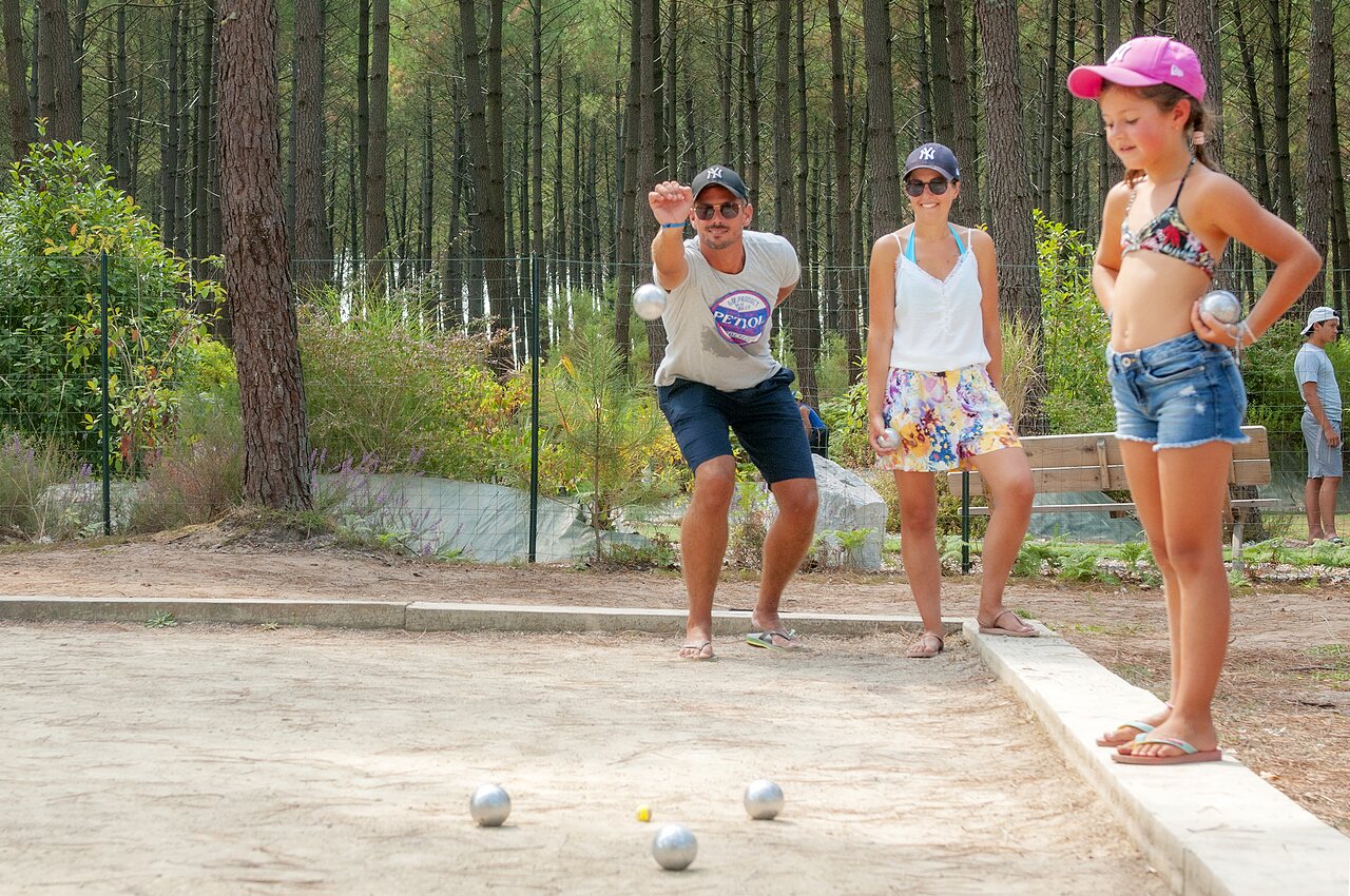 Familie speelt jeu de boules op schaduwrijk terrein, camping CAPFUN De Scheepsbel Doornspijk.