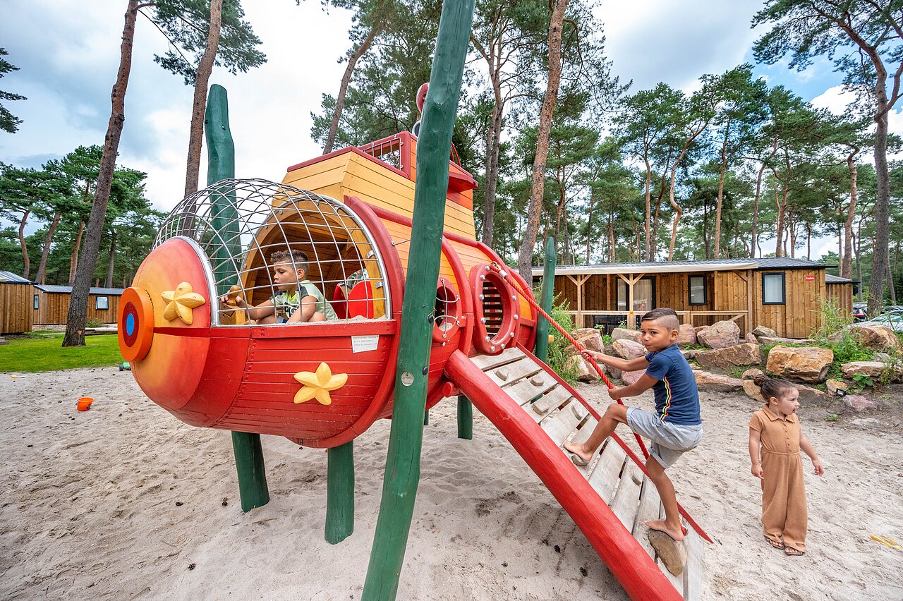 Onderzee�r speeltuin voor kinderen, stacaravans, camping CAPFUN De Scheepsbel in Doornspijk.