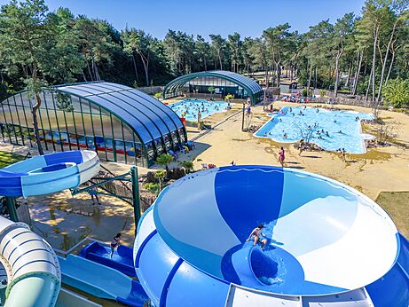 Waterglijbanen en overdekte en buitenbaden op camping CAPFUN De Scheepsbel in Doornspijk.