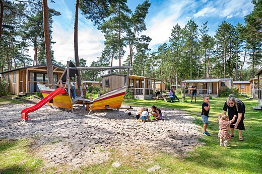 Speeltuin met boot en glijbaan, stacaravans op camping CAPFUN De Scheepsbel in Doornspijk.