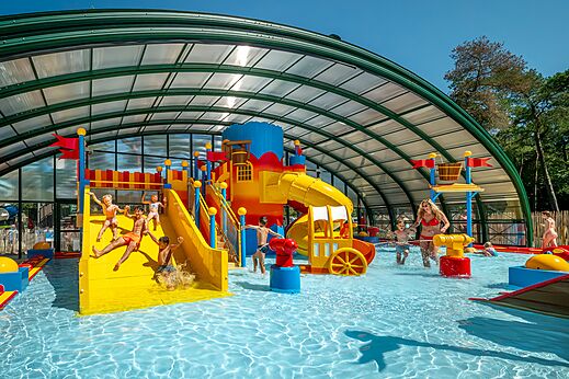 Overdekt zwembad met waterattracties en glijbanen op CAPFUN De Scheepsbel.