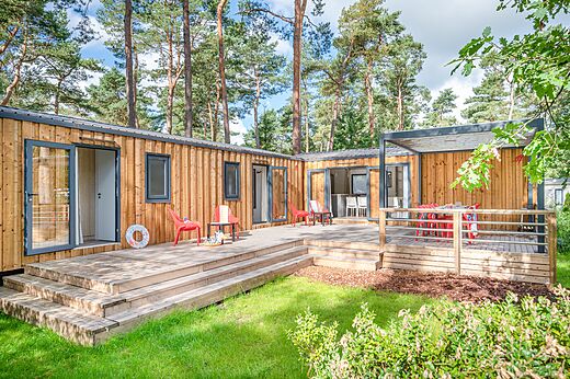 Modern stacaravan met groot houten terras op camping CAPFUN De Scheepsbel in Doornspijk.