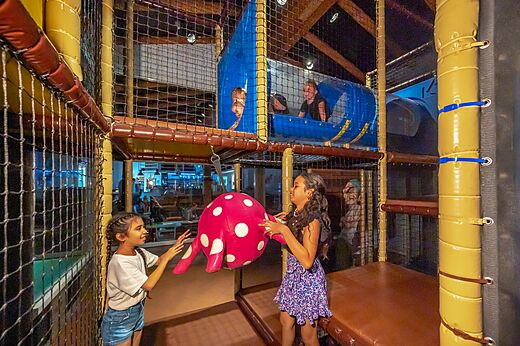 Binnenspeeltuin, meerlaagse speelstructuur voor kinderen op camping CAPFUN De Scheepsbel in Doornspijk.