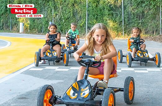 Kinderen op skelters op de camping CAPFUN De Scheepsbel in Doornspijk.