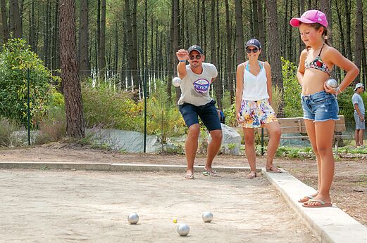 Familie speelt jeu de boules op de camping CAPFUN De Scheepsbel in Doornspijk.