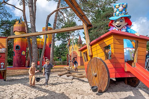 Speeltuin met kastelen en kinderen op camping CAPFUN De Scheepsbel, Doornspijk.