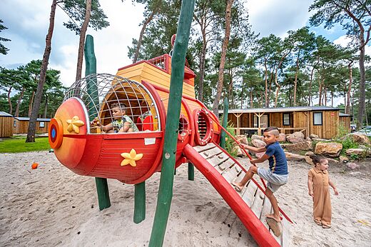 Kleurrijke speeltuin met kinderen op camping CAPFUN De Scheepsbel in Doornspijk.
