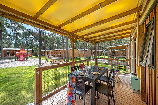 Gemeubileerd Mobil-home terras en speeltuin op camping CAPFUN De Scheepsbel in Doornspijk.