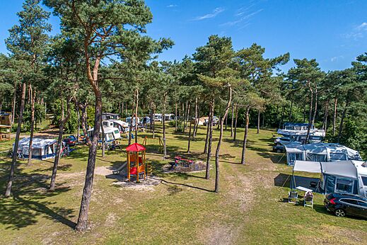 Schaduwrijke kampeerplaatsen met speeltuin op camping CAPFUN De Scheepsbel in Doornspijk.