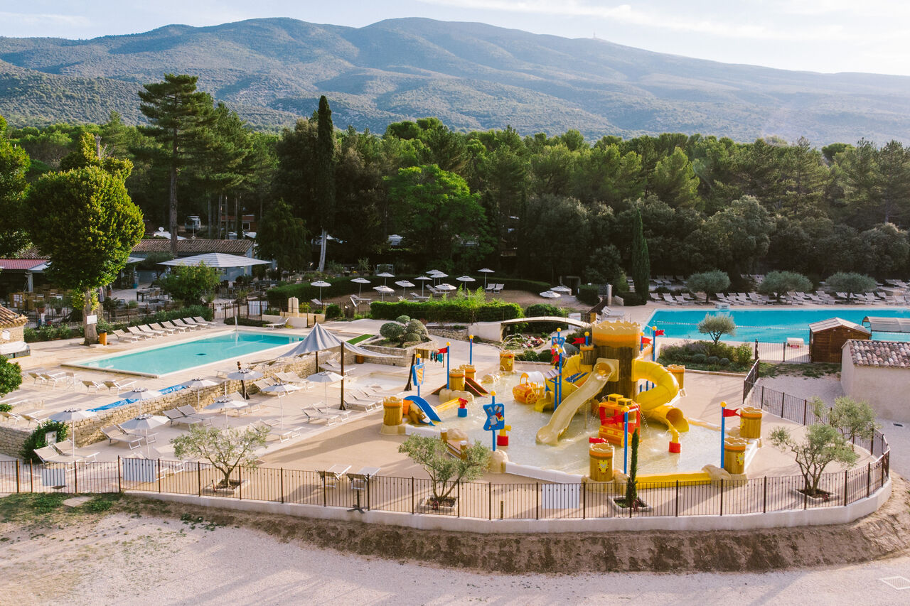 Waterpark, glijbanen en buitenzwembaden op camping LIBRANOO Naturiste Belezy in B�doin (84).