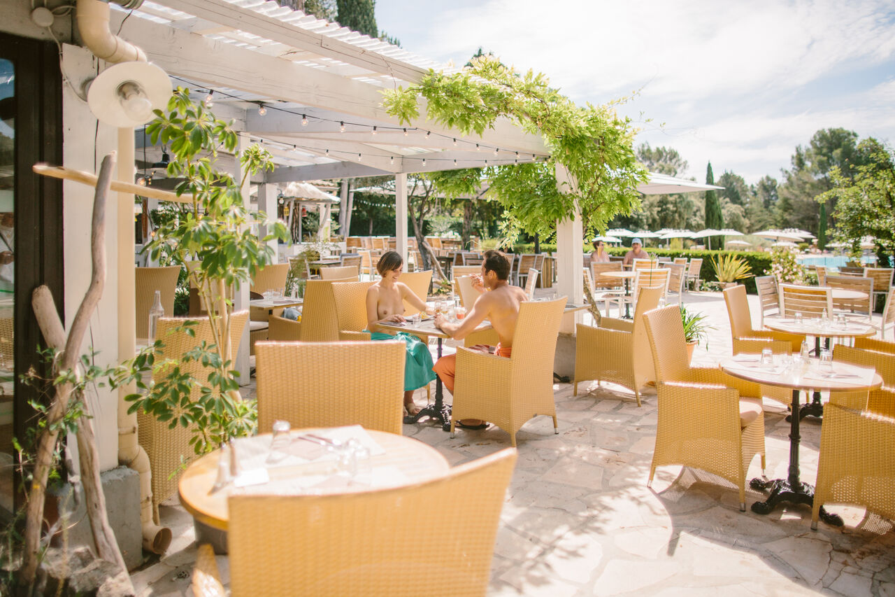 Naturistisch stel luncht op schaduwrijk terras van restaurant, camping LIBRANOO Naturiste Belezy in B�doin (84).