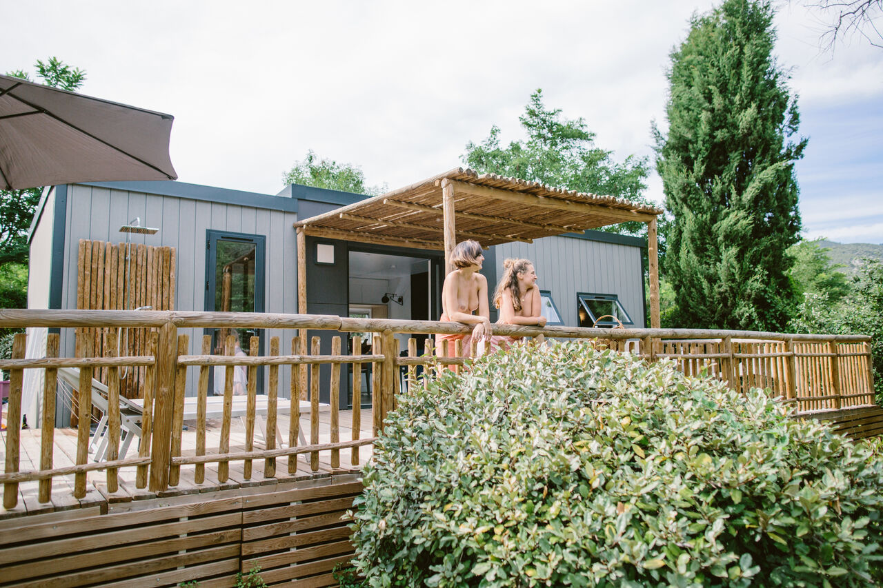 Modern stacaravan, houten terras, buitendouche op camping LIBRANOO Naturiste Belezy.