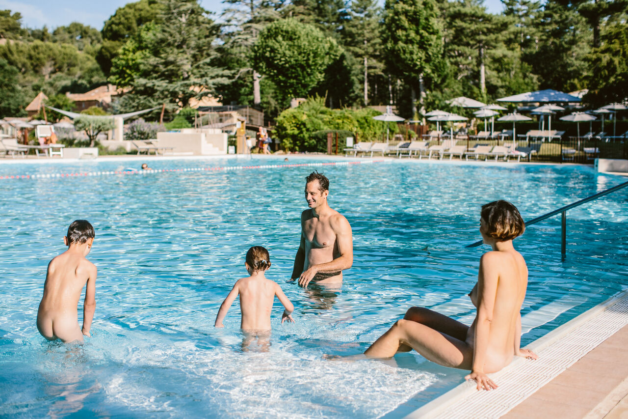 Buitenzwembad, naturistische familie op camping LIBRANOO Naturiste Belezy, B�doin (84).